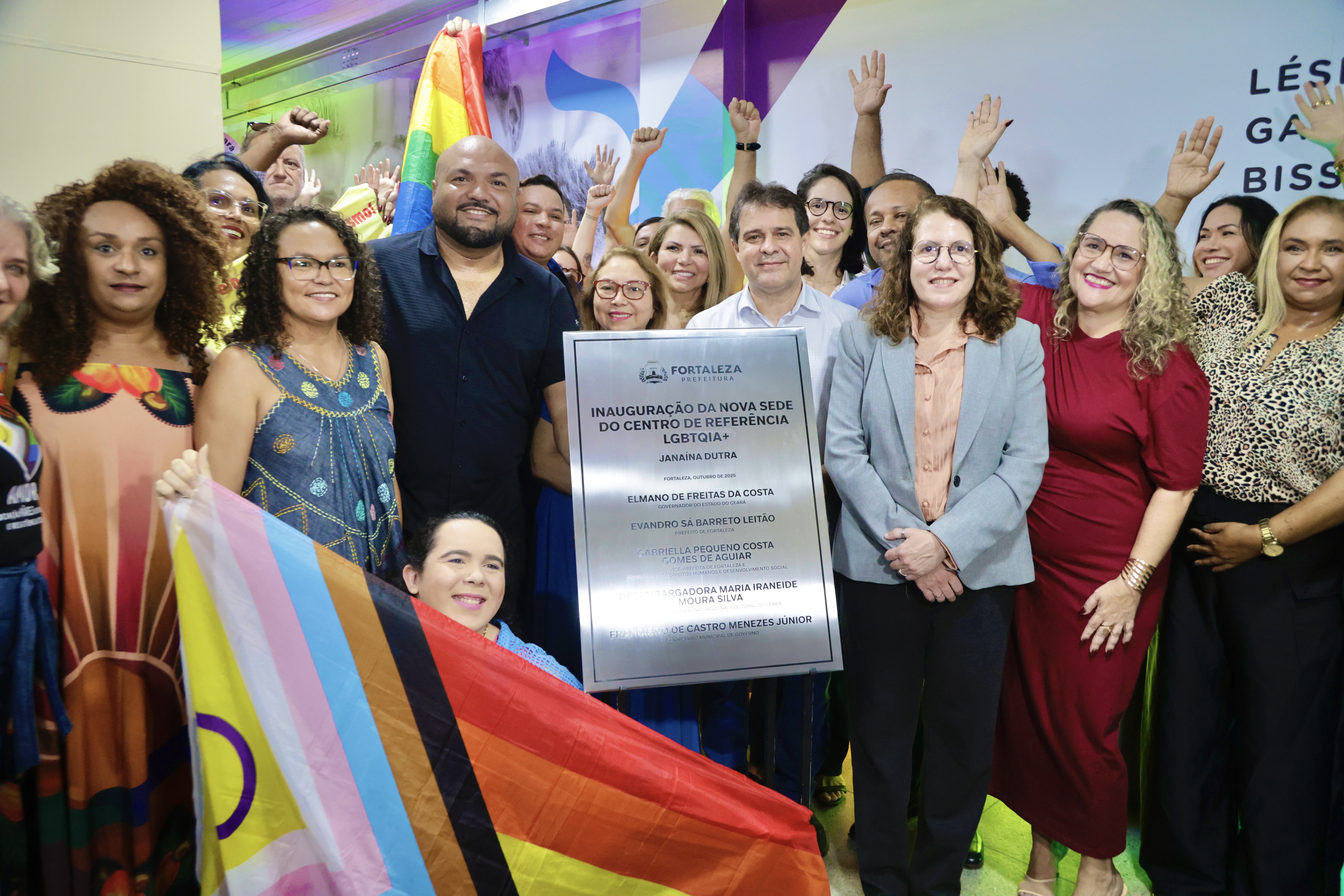 grupo de pessoas posa para a foto